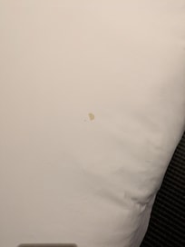 職員打掃房間後 床鋪有非常明顯的污漬