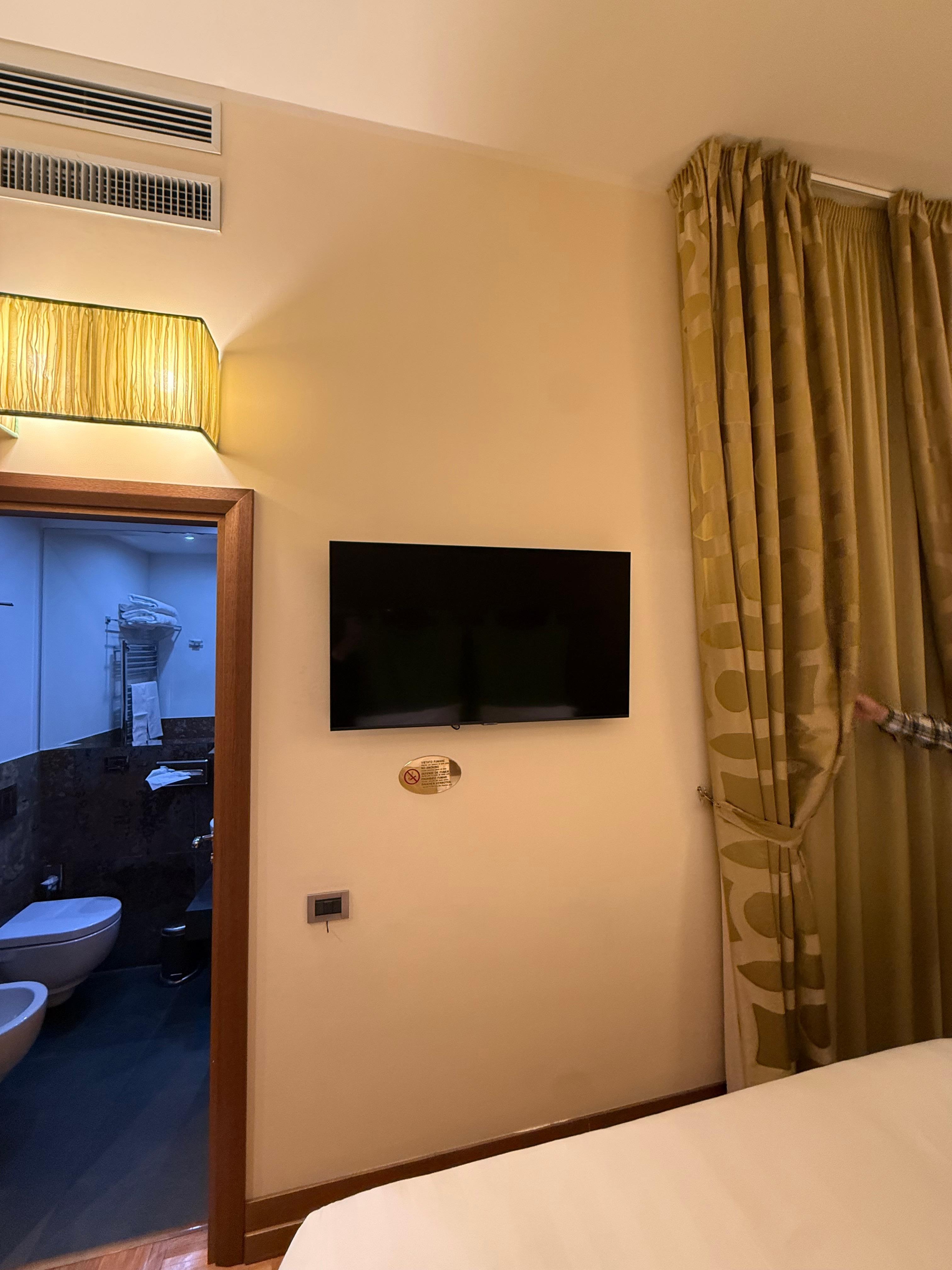 Tv pegava canais locais e filmes. 