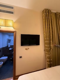 Tv pegava canais locais e filmes.