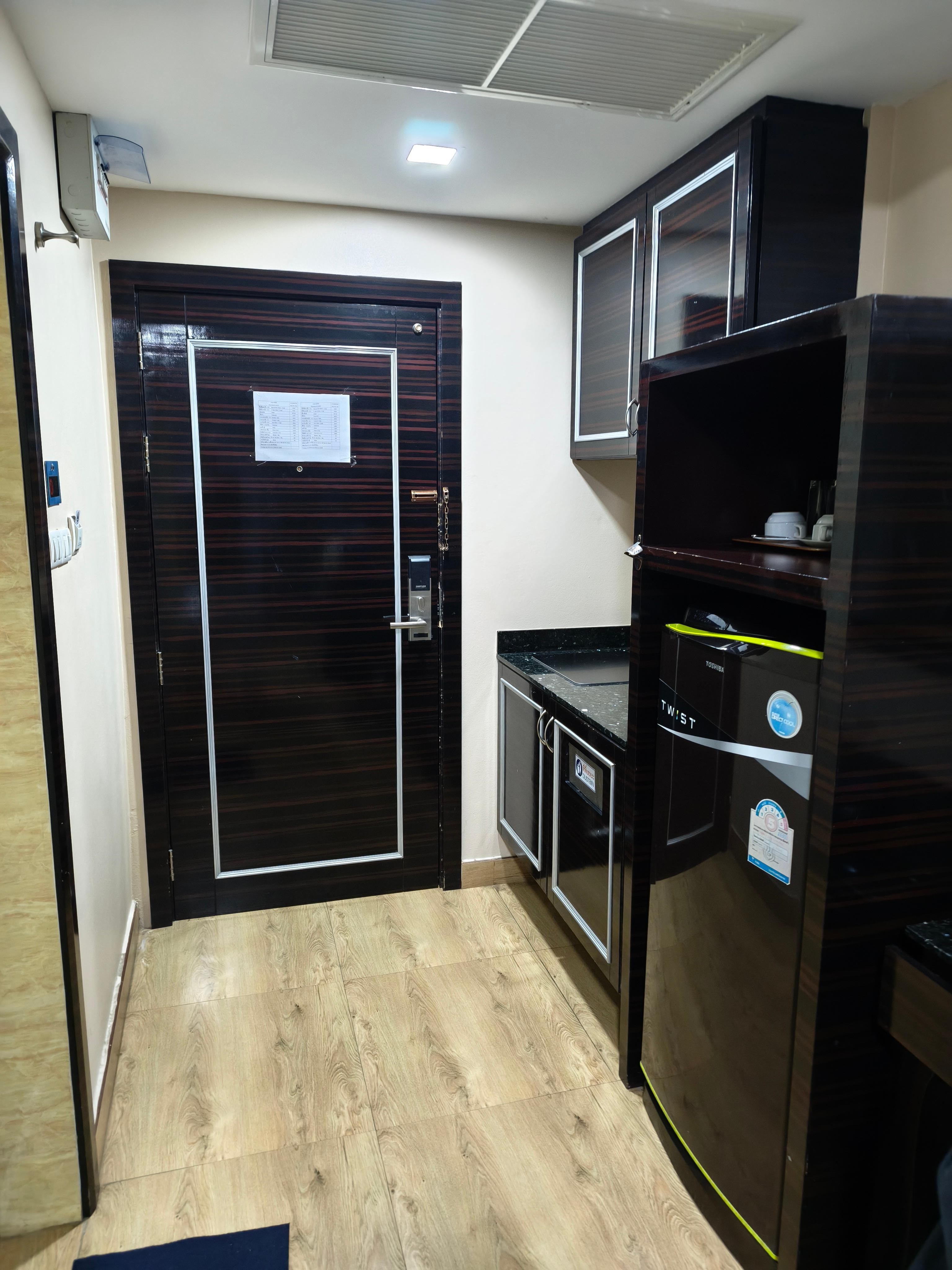 Schön großer Kühlschrank, Klimaanlage bläst nicht aufs Bett