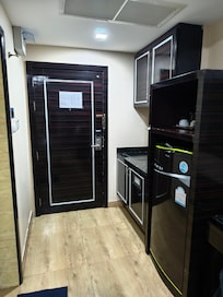 Schön großer Kühlschrank, Klimaanlage bläst nicht aufs Bett