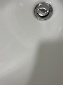 Bad war nicht wirklich sauber, Haare im Waschbecken und Bidet