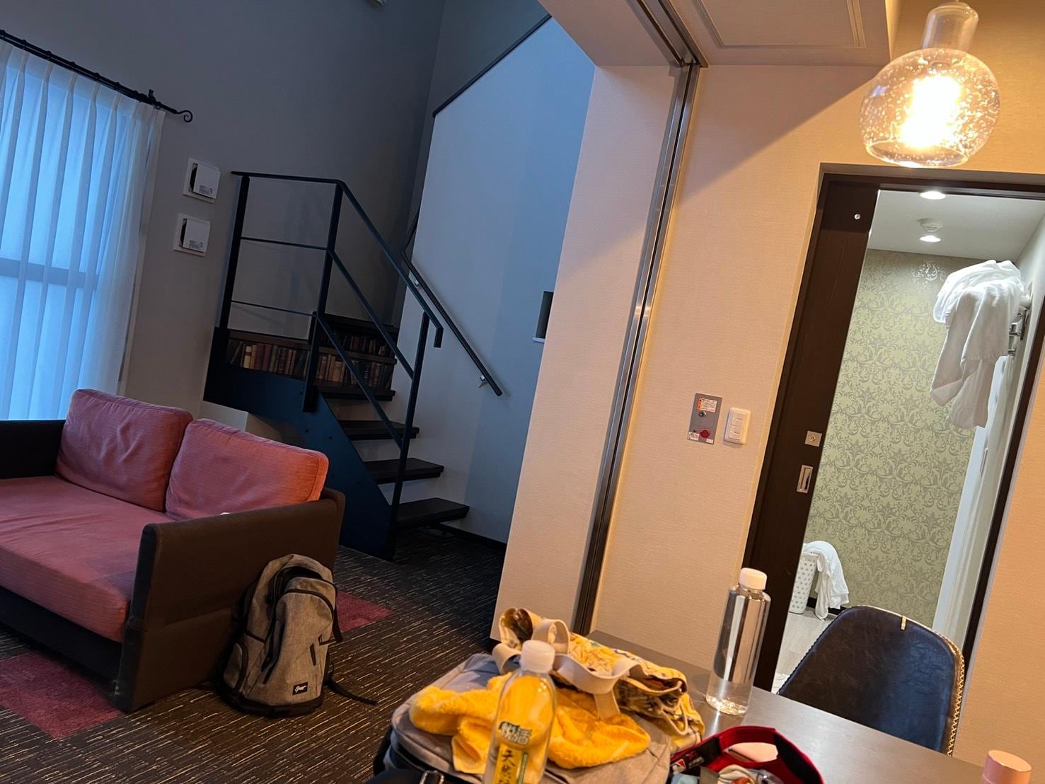 小客廳+浴室+餐桌，二樓是臥室，空間很寬敞。房間門口旁邊有很1公尺寬的掛衣空間，在1樓開4個登機箱沒問題。