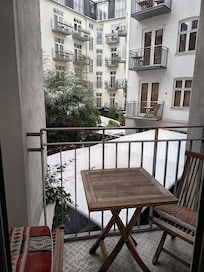 Udsigt fra altan til rolig smuk gårdhave