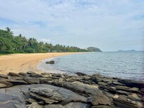 Trinity Beach - easy access from Coral Sands private gate.