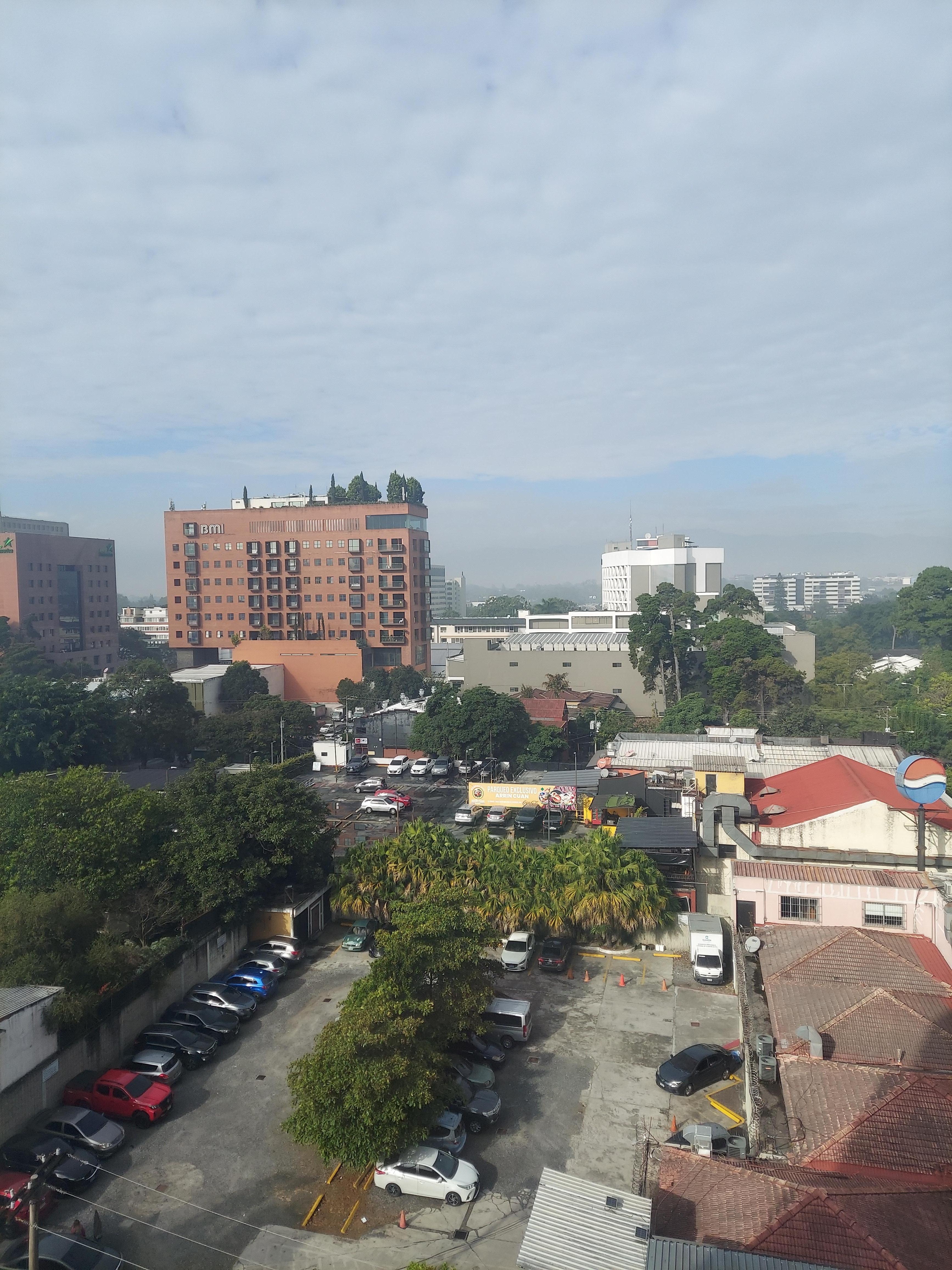 Vista de la ciudad desde mi habitación en el octavo piso.