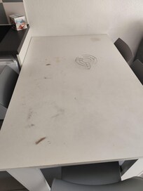 la table "à manger" mériterait pour le moins un "rafraichissement". mais c'est accessoire au regard de la literie inadmissible et du caractère trompeur et mensonger de l'annonce