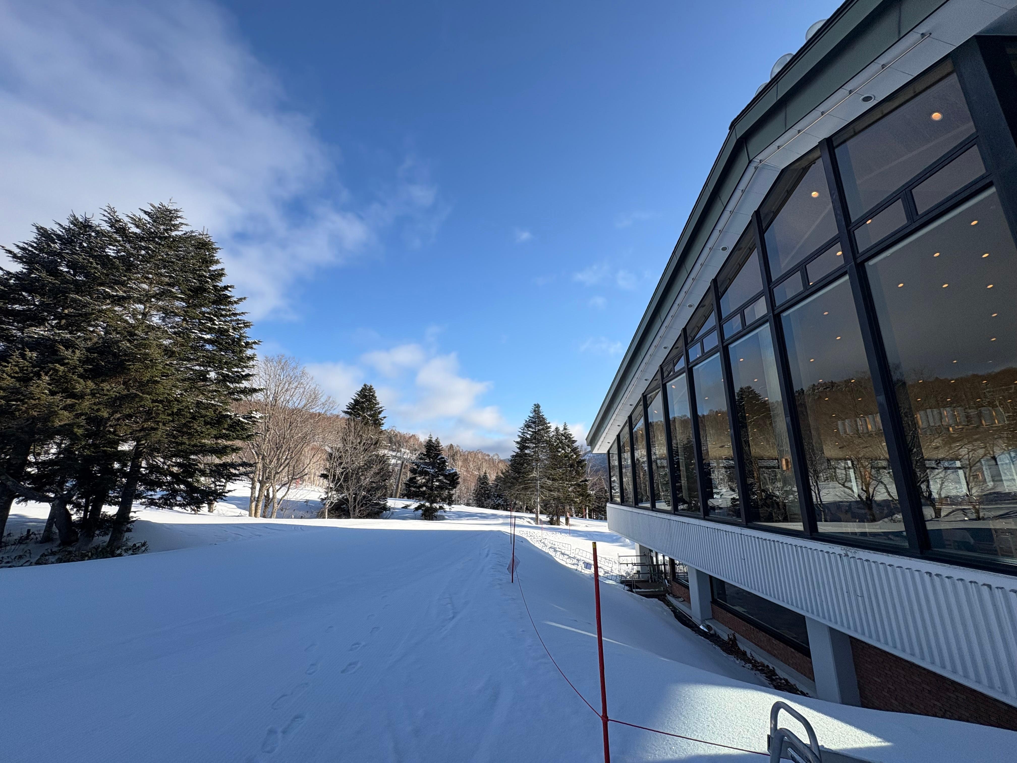 飯店後側雪場方向