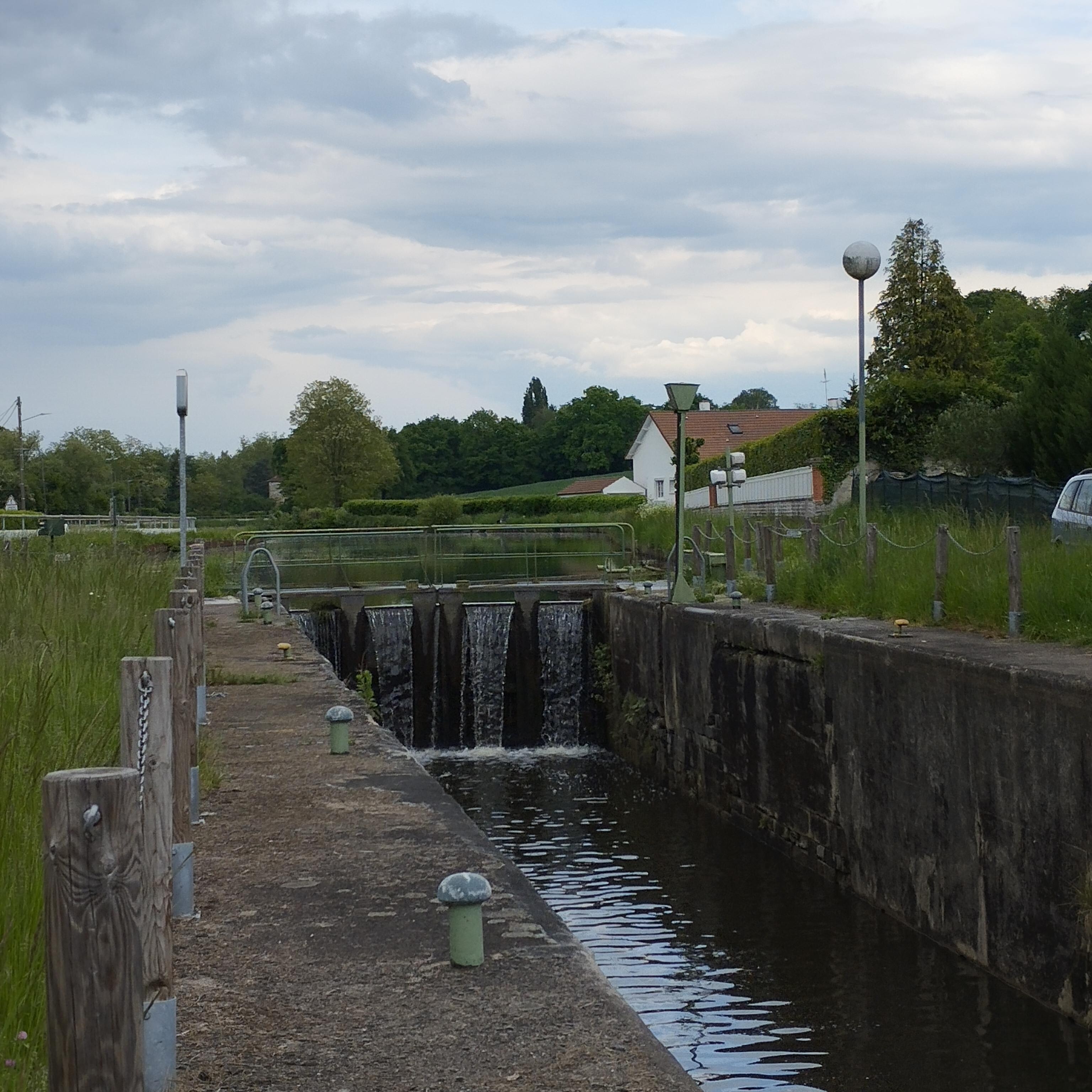Une écluse proche de l'hotel sur le Canal du Centre