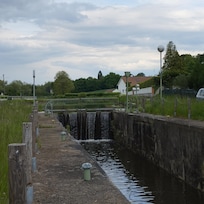 Une écluse proche de l'hotel sur le Canal du Centre