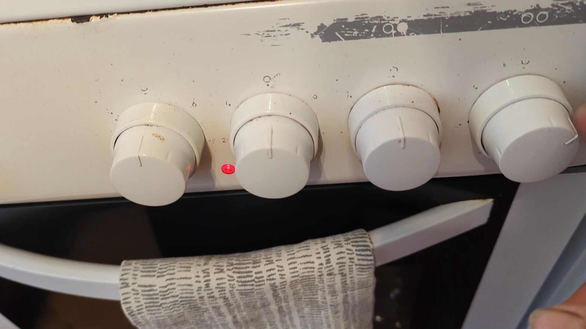 Fire Risk - Very Old electric cooker (no PAT Test evidence ) loose knobs,no control info visible