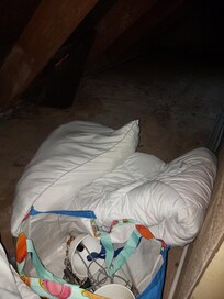 Wäsche im Nebengelass auf Fußboden. Neben Dreck und mit üblem Geruch