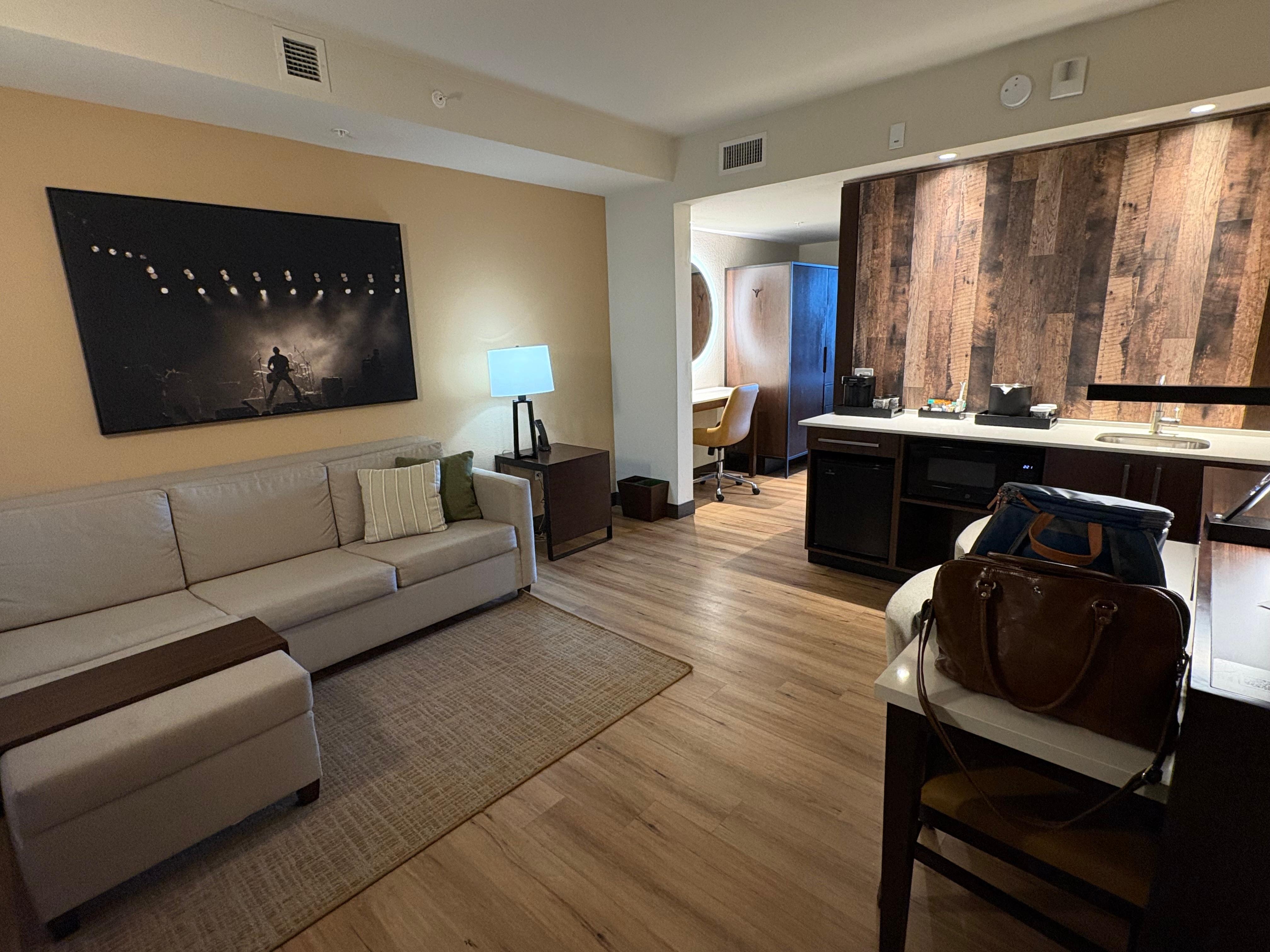 Sitting room & mini kitchen 
