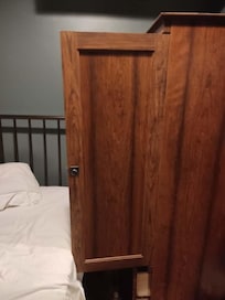 El mueble según para guardar cosas, pegado a la cama, como lo abres ???