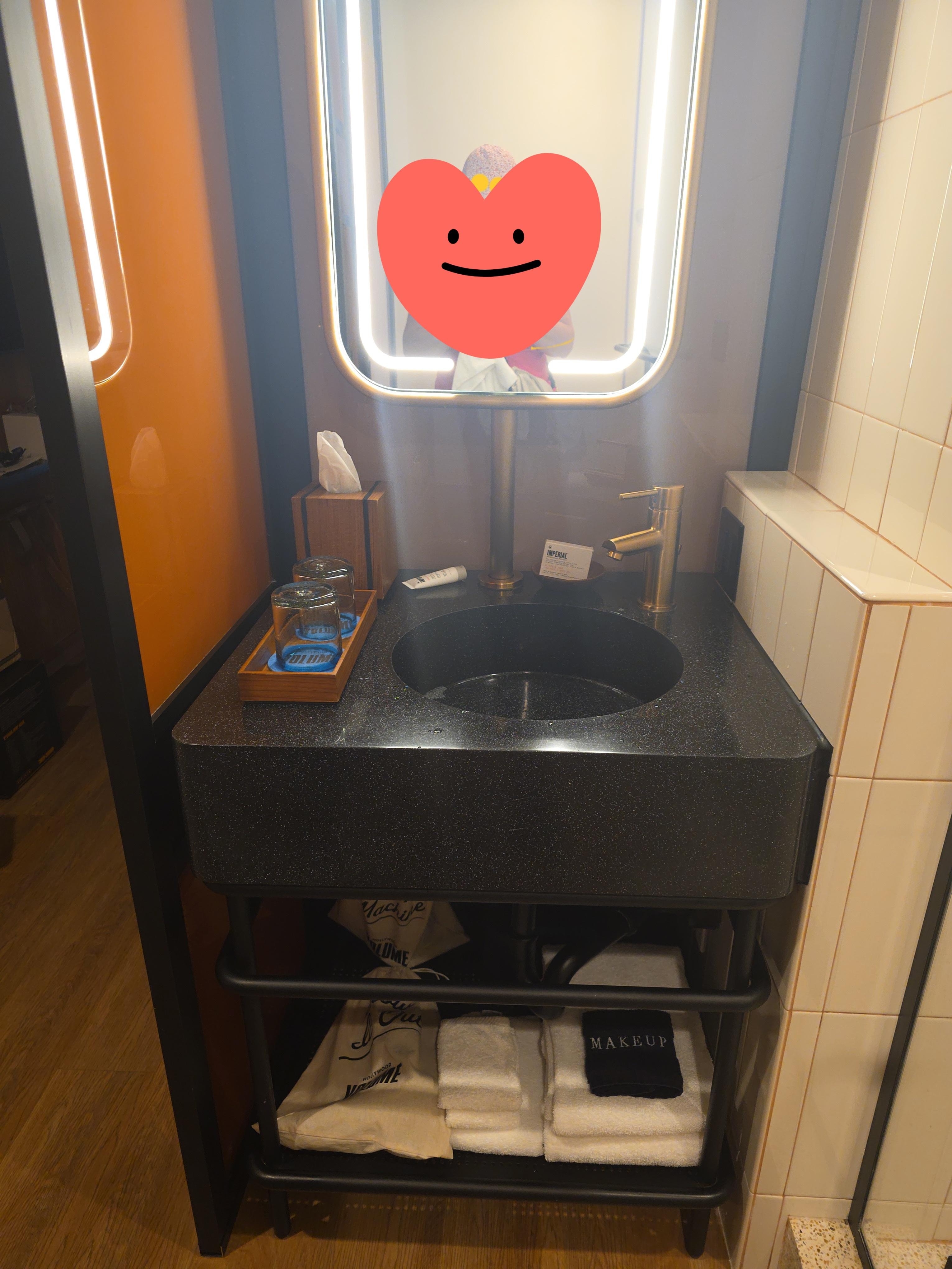 Sink,mirror, towels