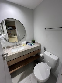 Banheiro pequeno mas funcional.