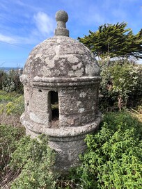 Turmspitze des nahegelegenen Fort befindet sich im Garten