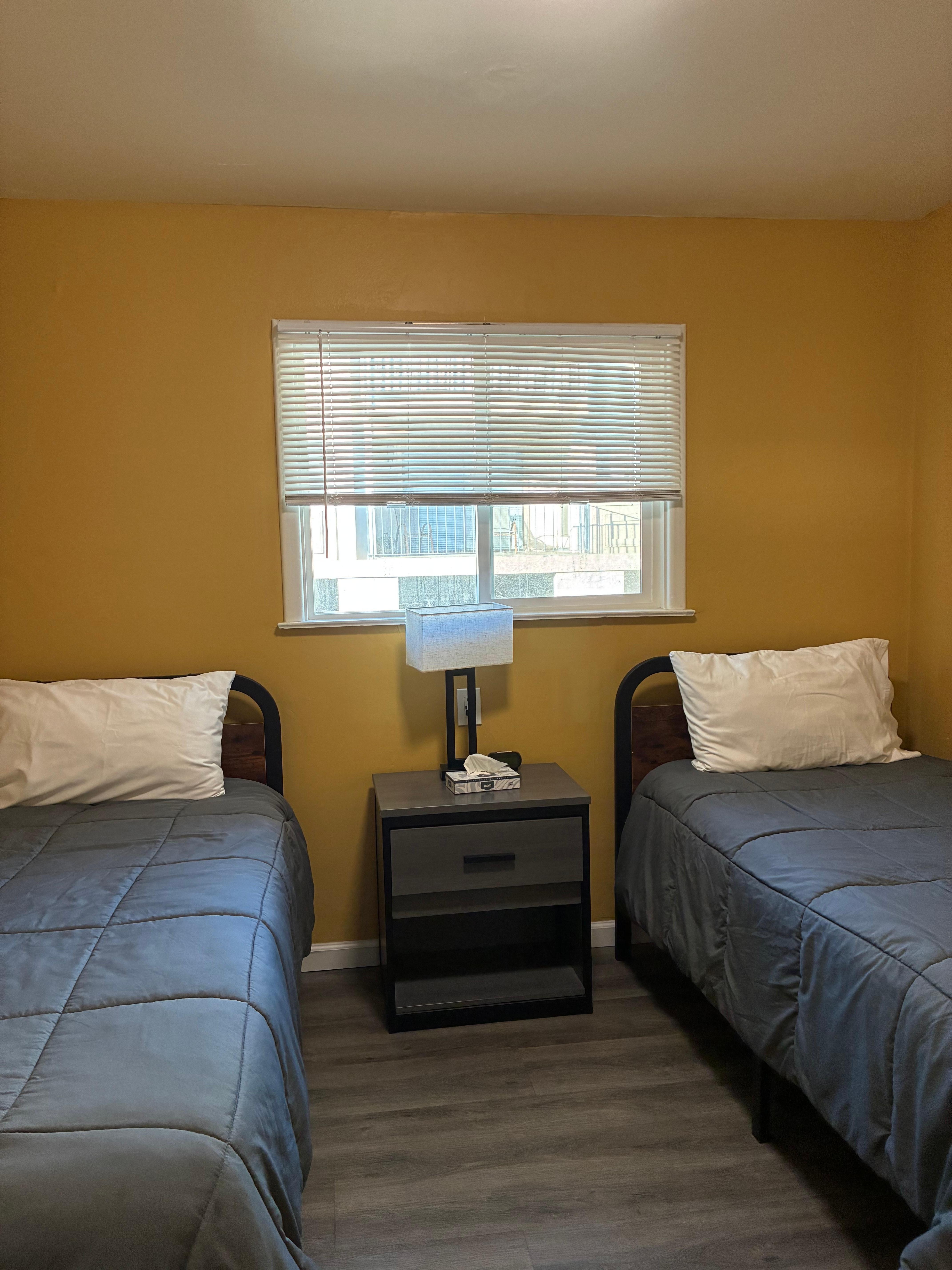 Separate room with 2 twin beds 