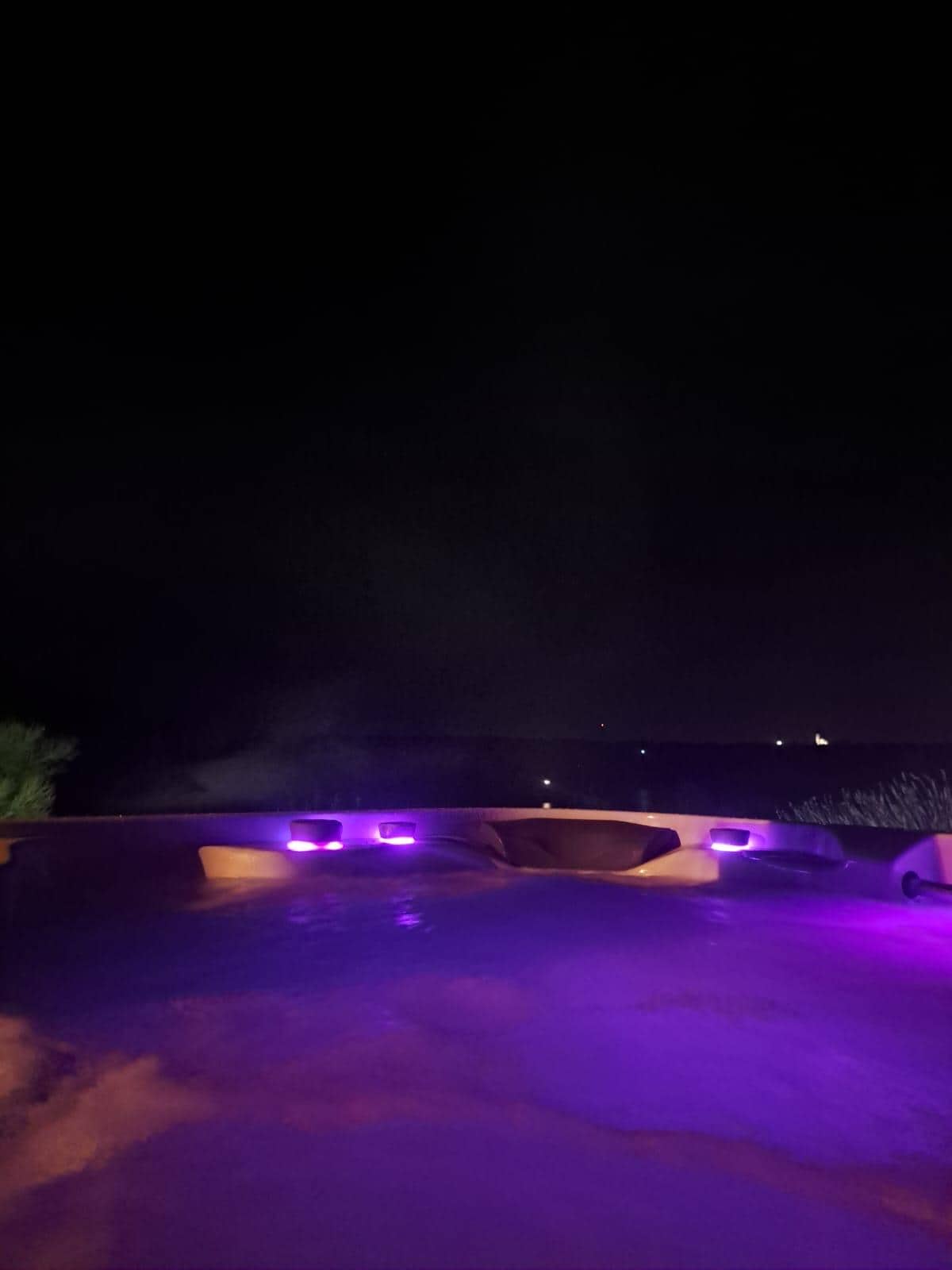 Jacuzzi in der Nacht mit Beleuchtung