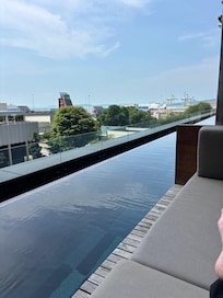 Infinity pool