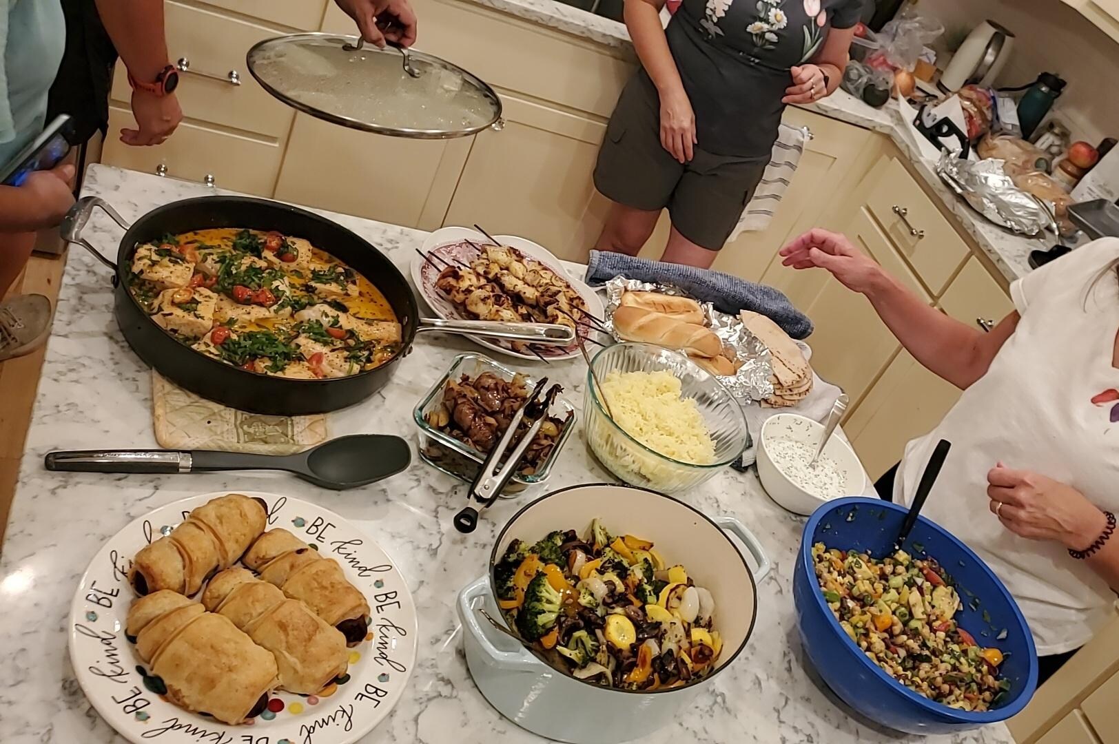 Well-stocked and very organized kitchen, nice appliances, perfect for cooking!!