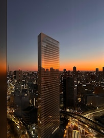 朝日が昇る時間の部屋から見た景色です