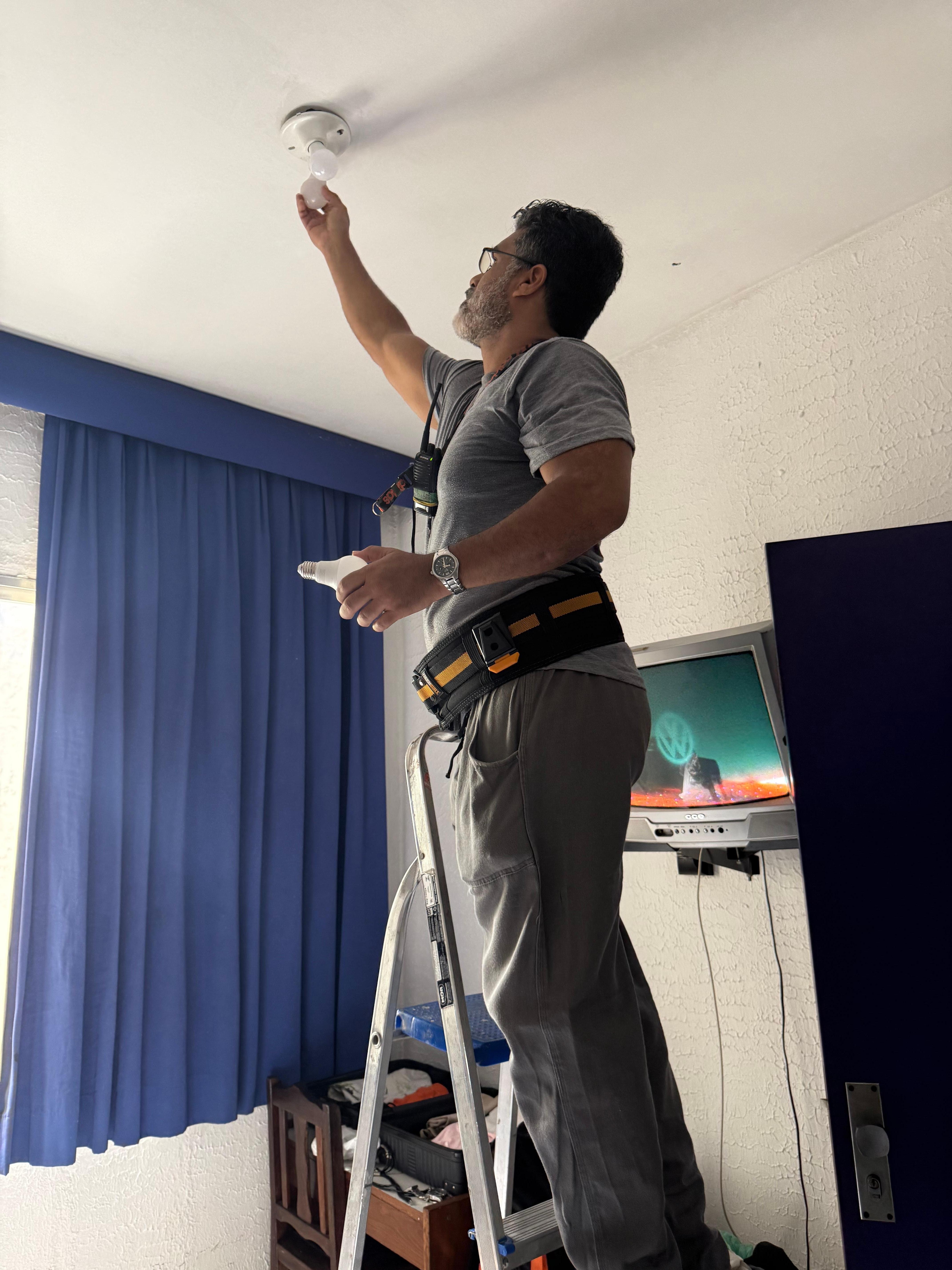 Manutenção da troca da lâmpada uma hora antes de irmos embora 