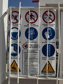 Baustelle des Nachbarn hinter der Terrasse