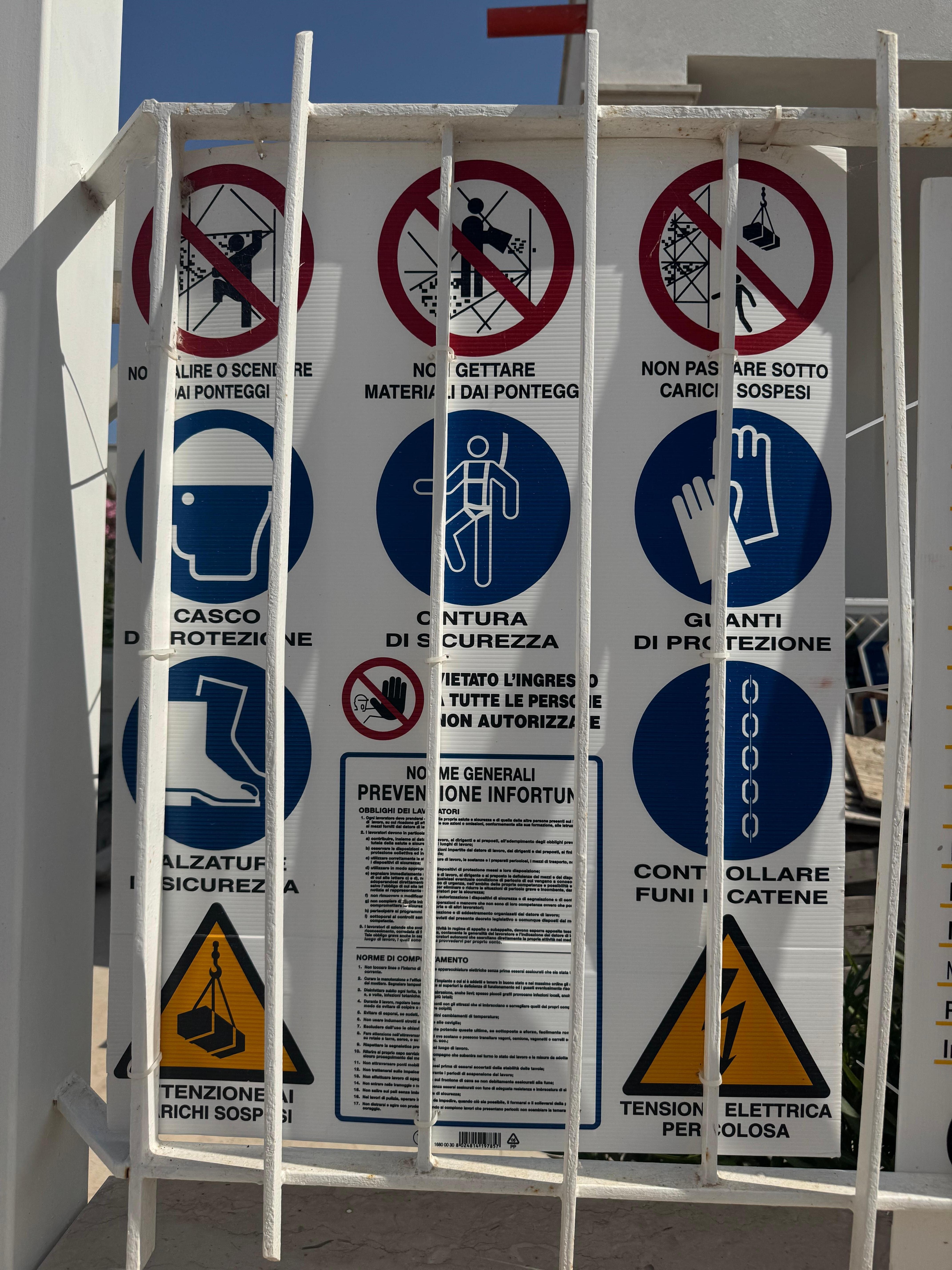 Baustelle des Nachbarn hinter der Terrasse 