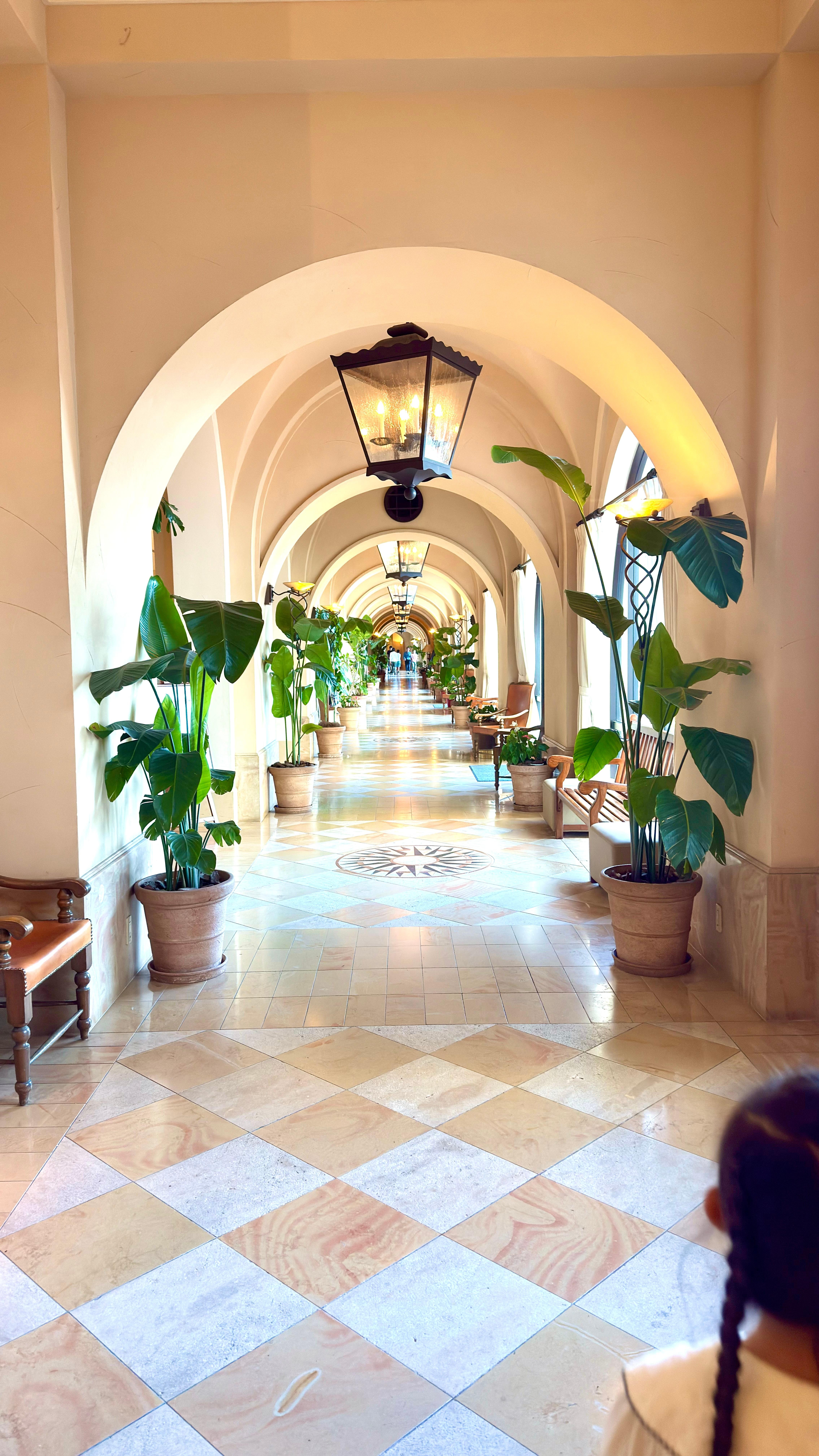 異国へ来たかのような廊下