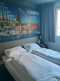 Vårt lilla rum för natten, hade allt vi behövde. Bra planerade rum, man får flytta sig runt en i taget.
