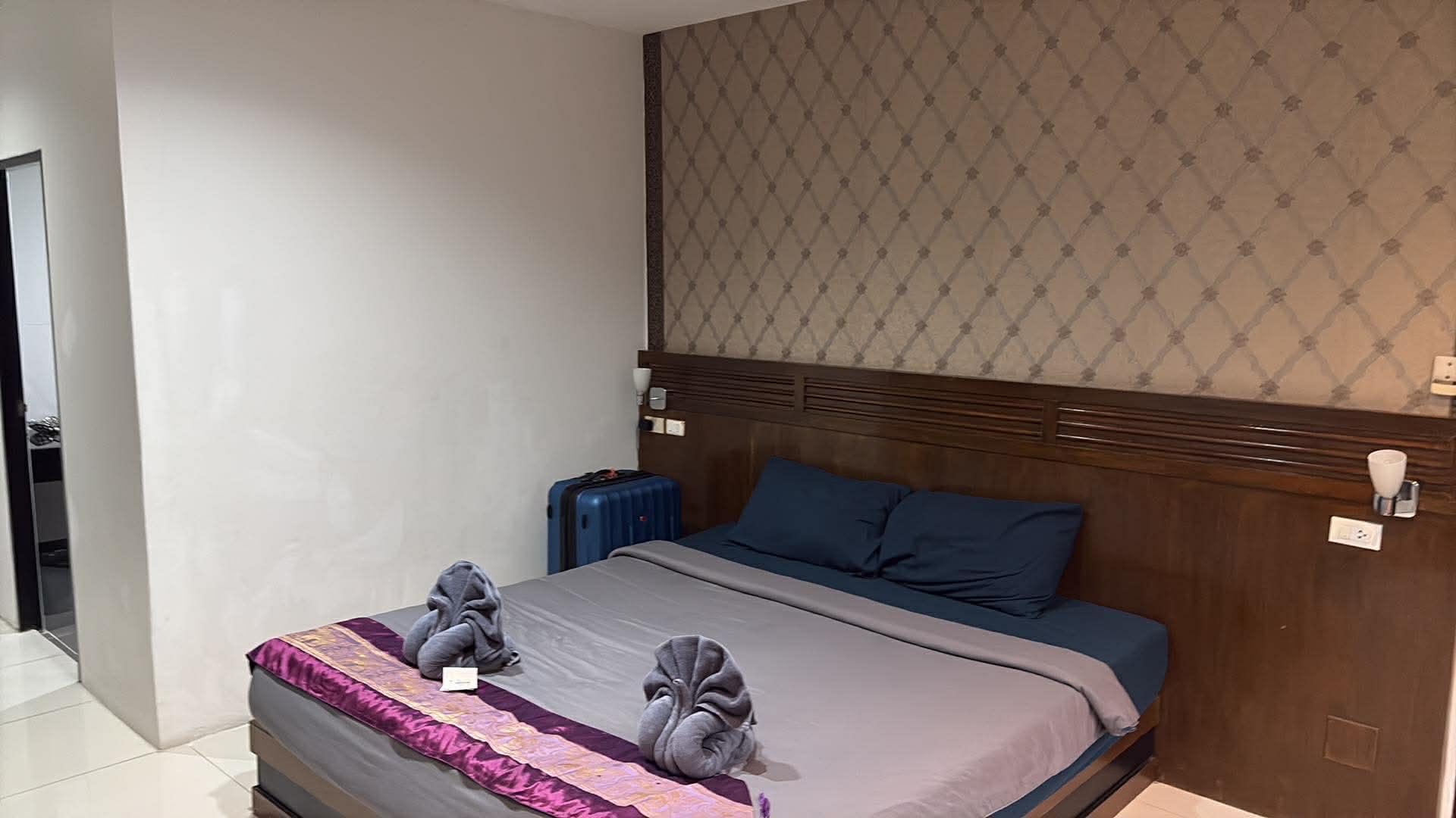 Grand lit mais absence de tables de nuit pour y déposer objets personnels 