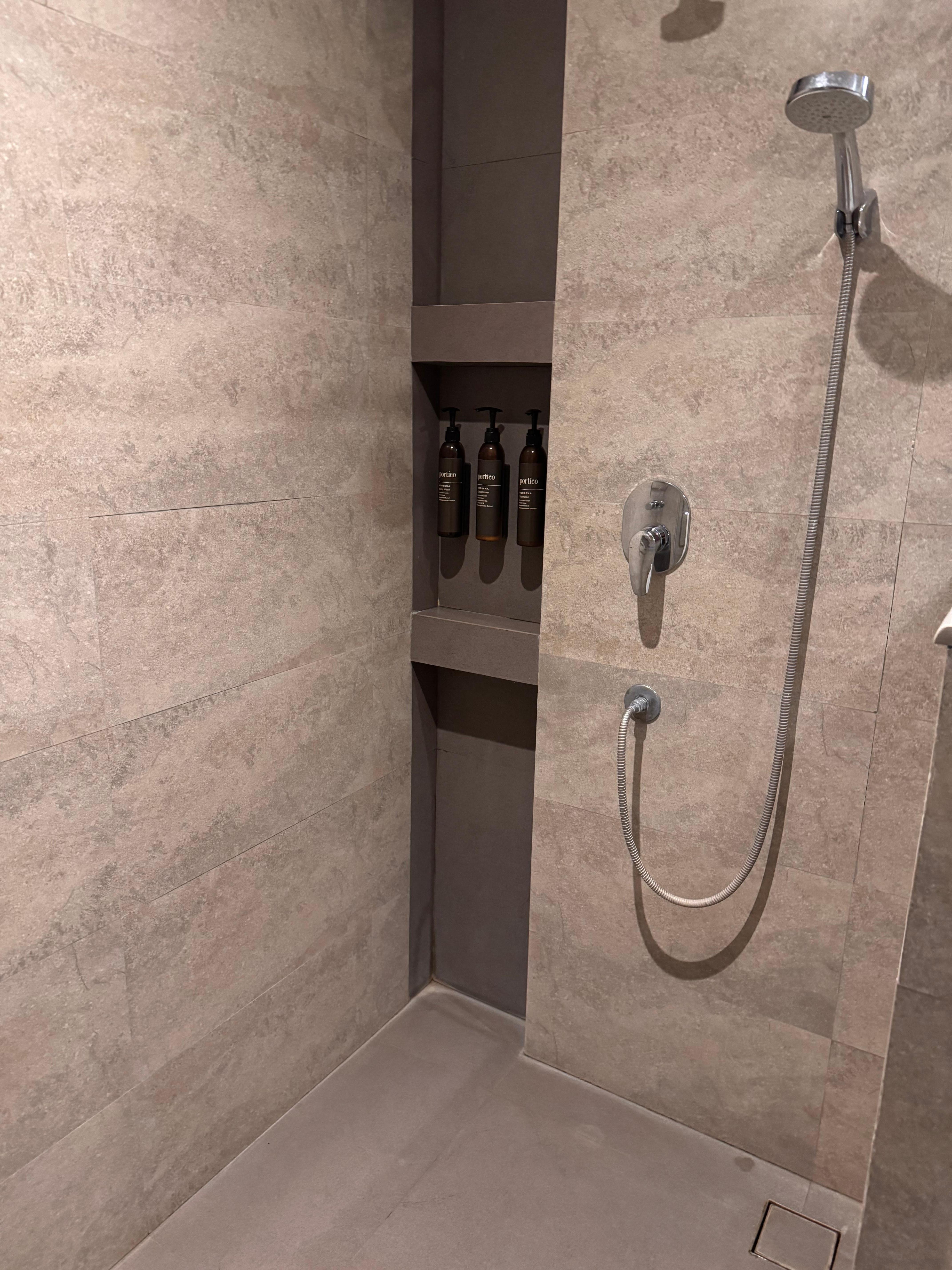 バスタブ無しでシャワー室です。