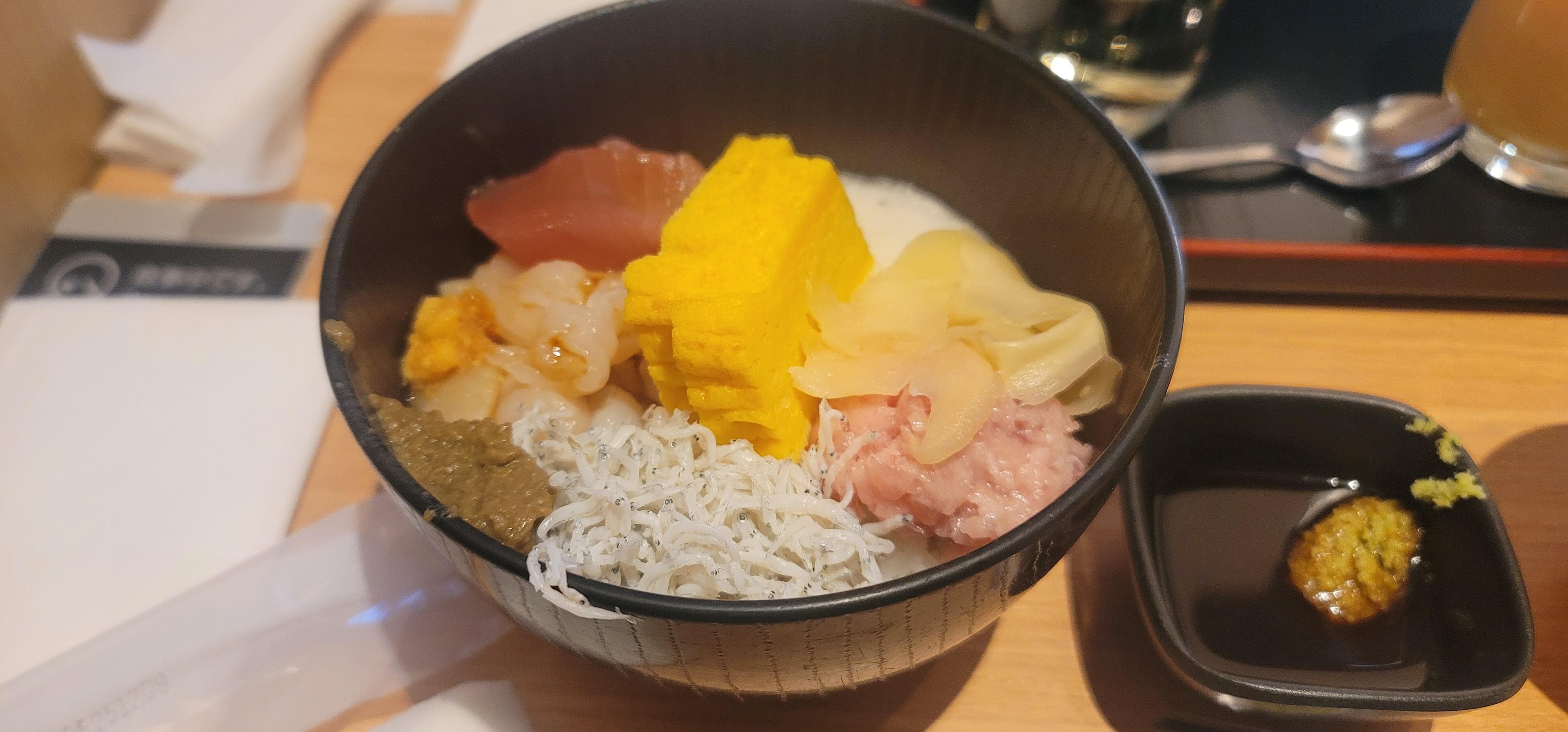 朝食ビュッフェで自前の海鮮丼作れます