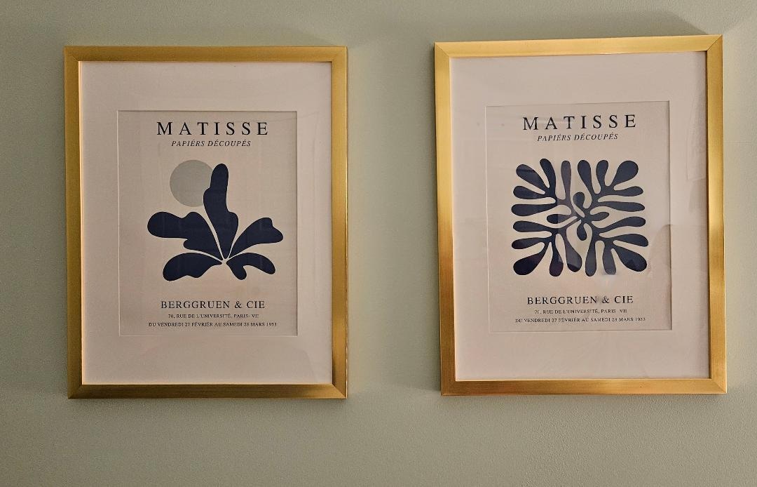 I appreciated the soothing green walls, the dynamic blues of Matisse and the uncluttered elegance of the decor and furniture. Best nest!