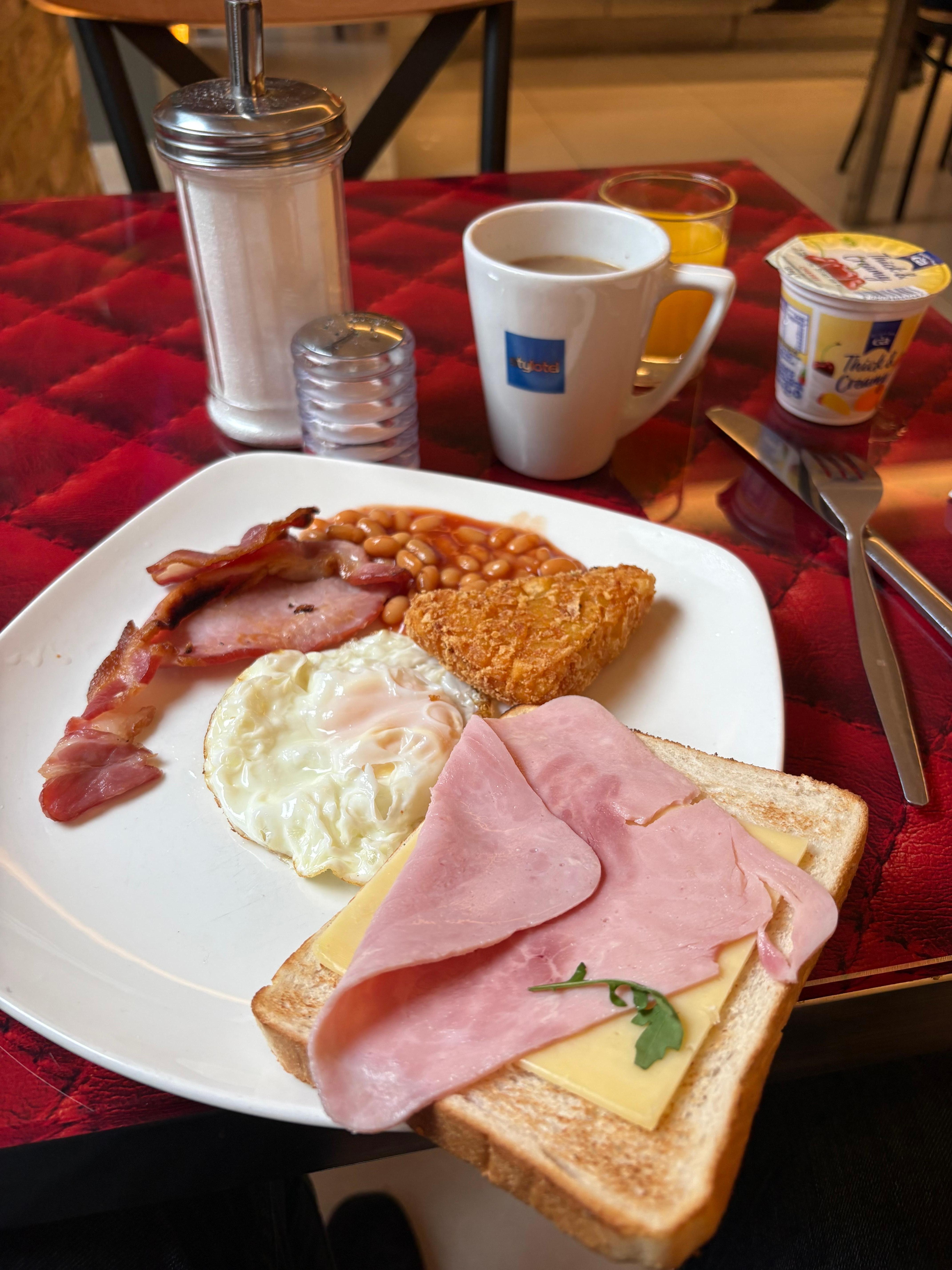 God och varm engelsk frukost