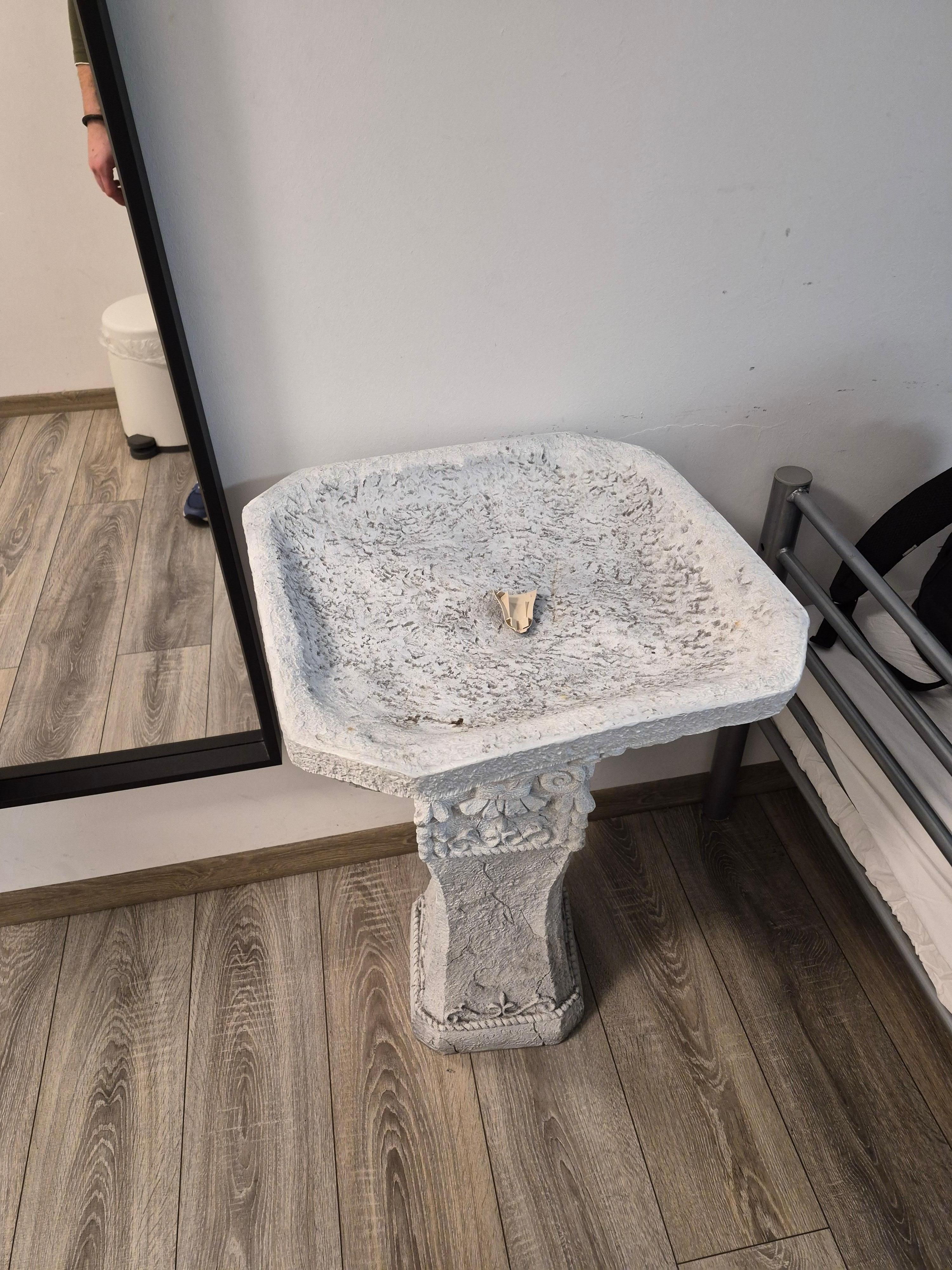 Vögeltränke im Eingangsbereich des Zimmers????