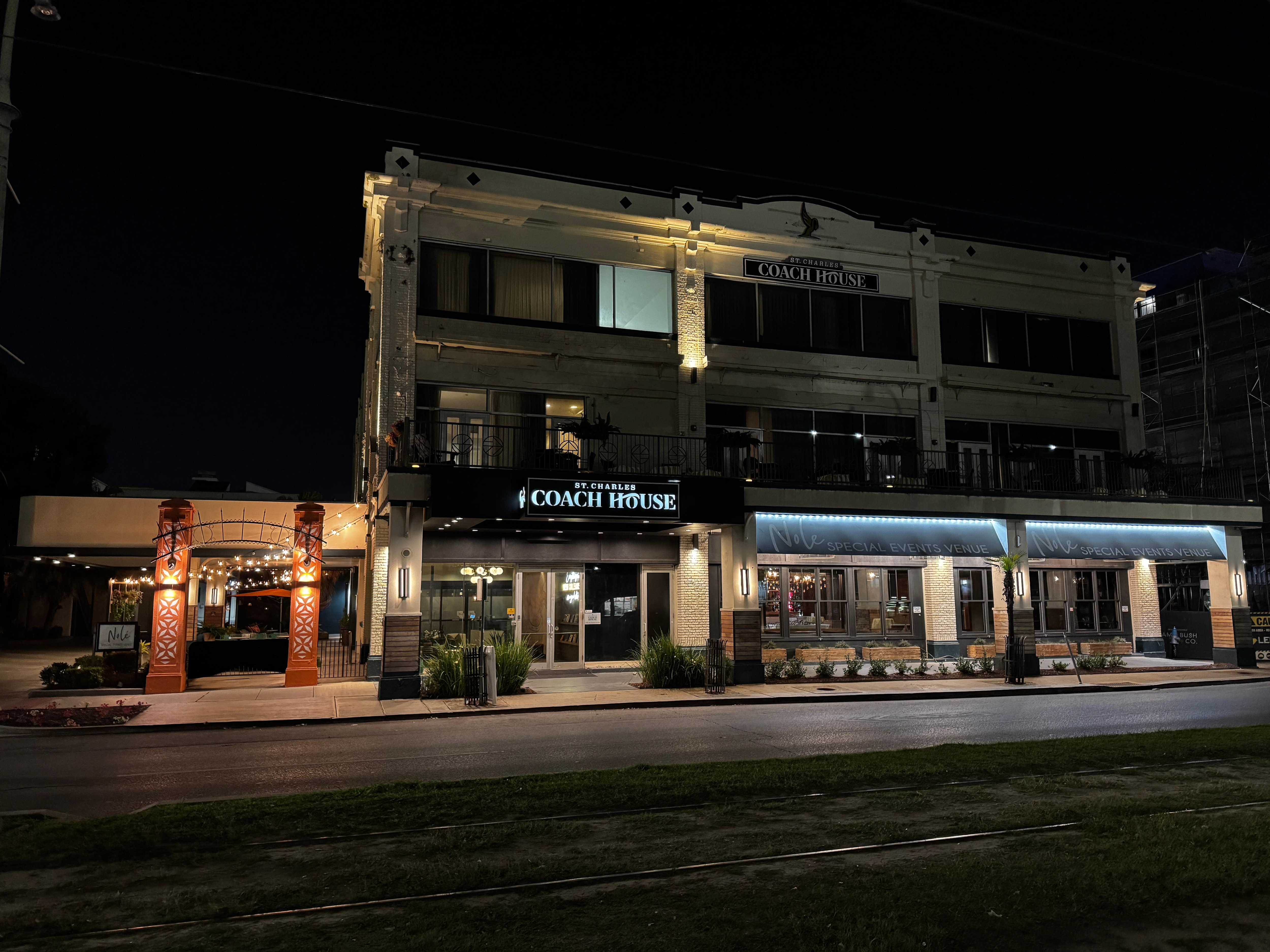 Hotel am Abend 