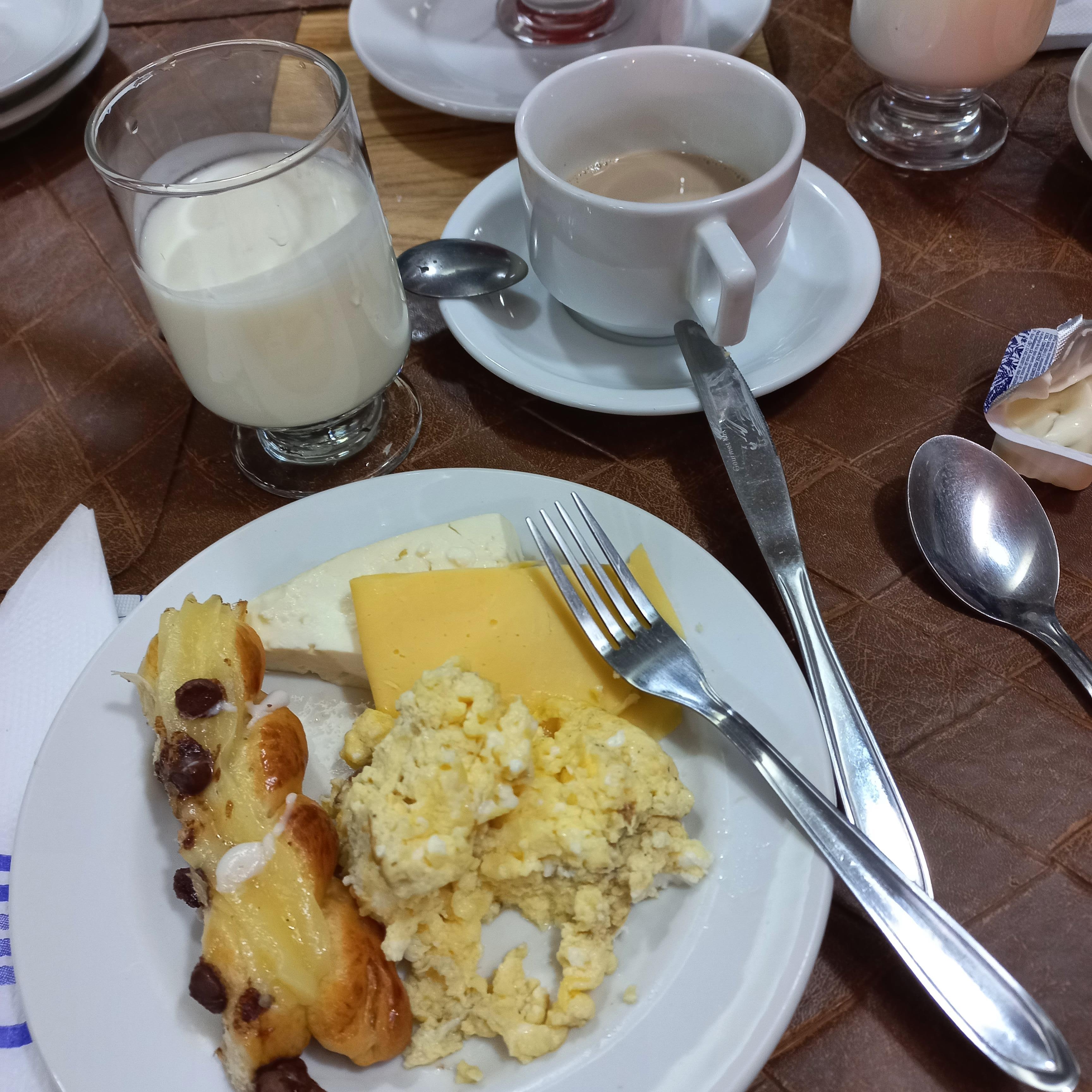 Café rico em proteínas, carboidratos, frutas e sucos, 