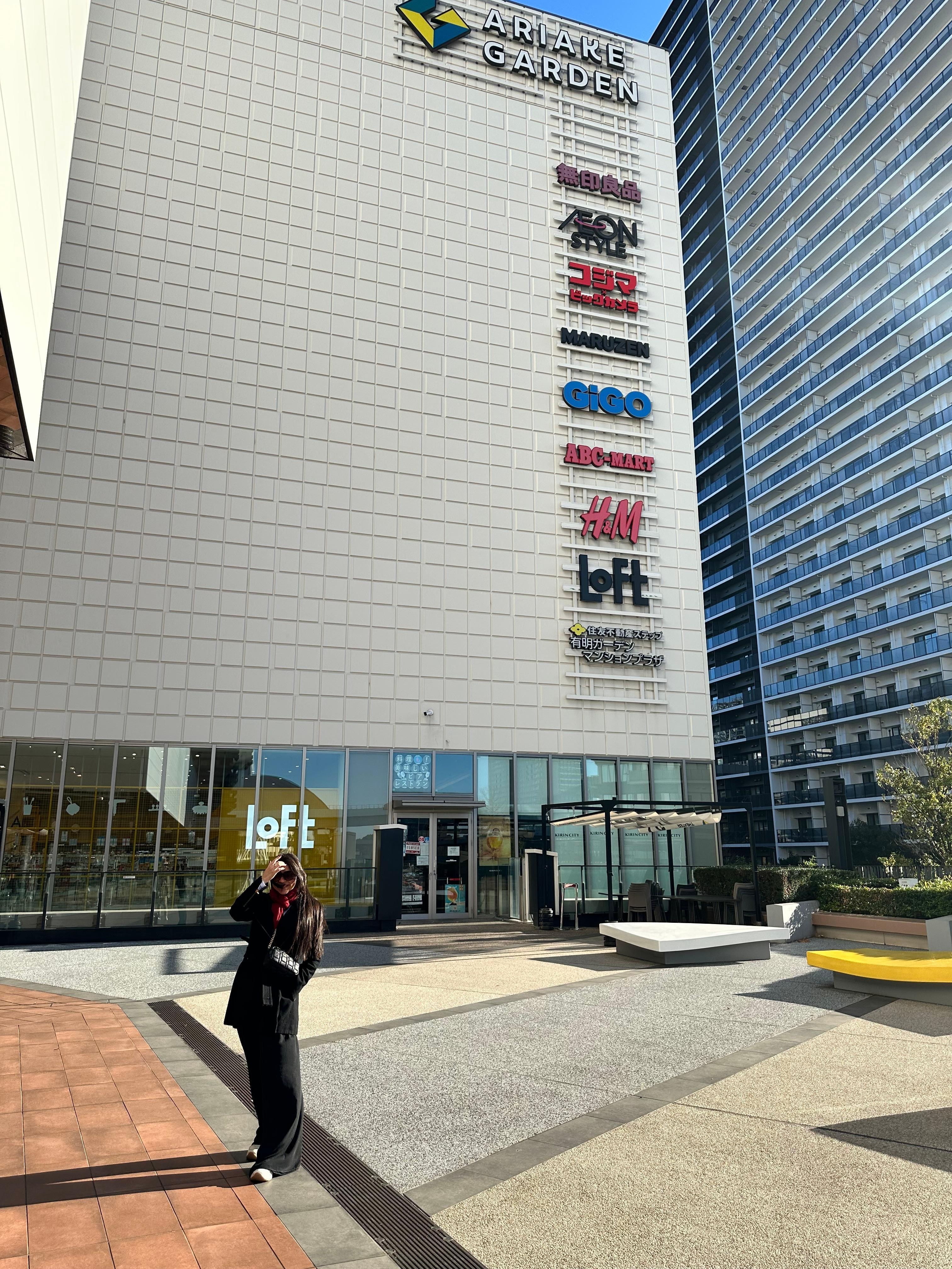 Tiene centro comercial contiguo 