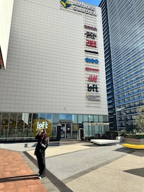 Tiene centro comercial contiguo