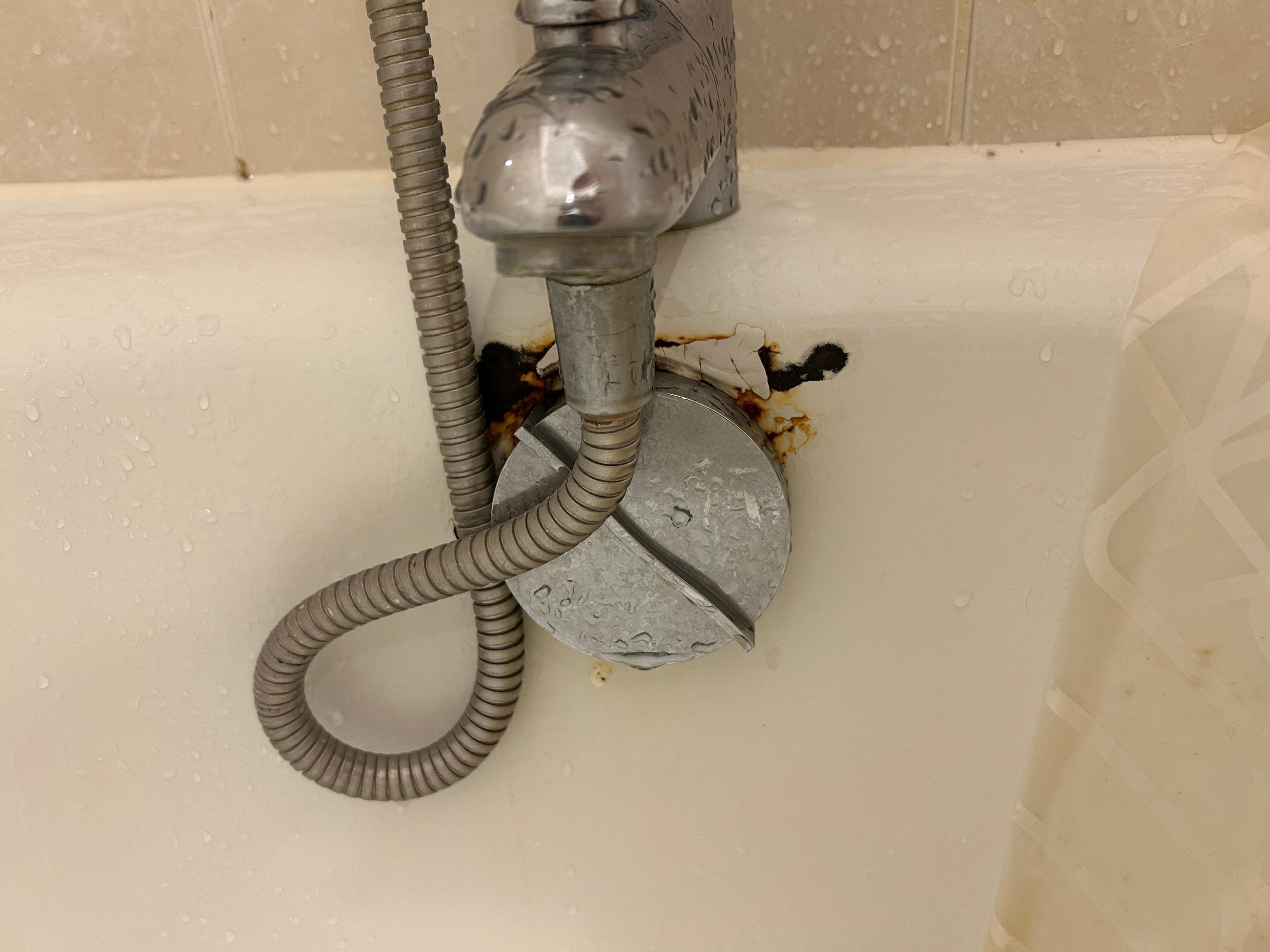 De douche heeft een heerlijke straal. Maar is aan vervanging toe. Die roestplekken zien er onsmakelijk uit. 