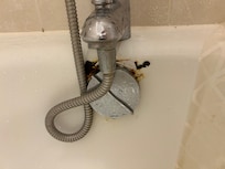 De douche heeft een heerlijke straal. Maar is aan vervanging toe. Die roestplekken zien er onsmakelijk uit.