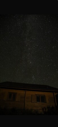 Photo du chalet dernier soir 29 aout vers 1h00. On peut voir la galaxie d' Andromède sur le milieu de la photo sur la droite et à la verticale du chalet en zoomant