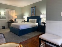 Queen room