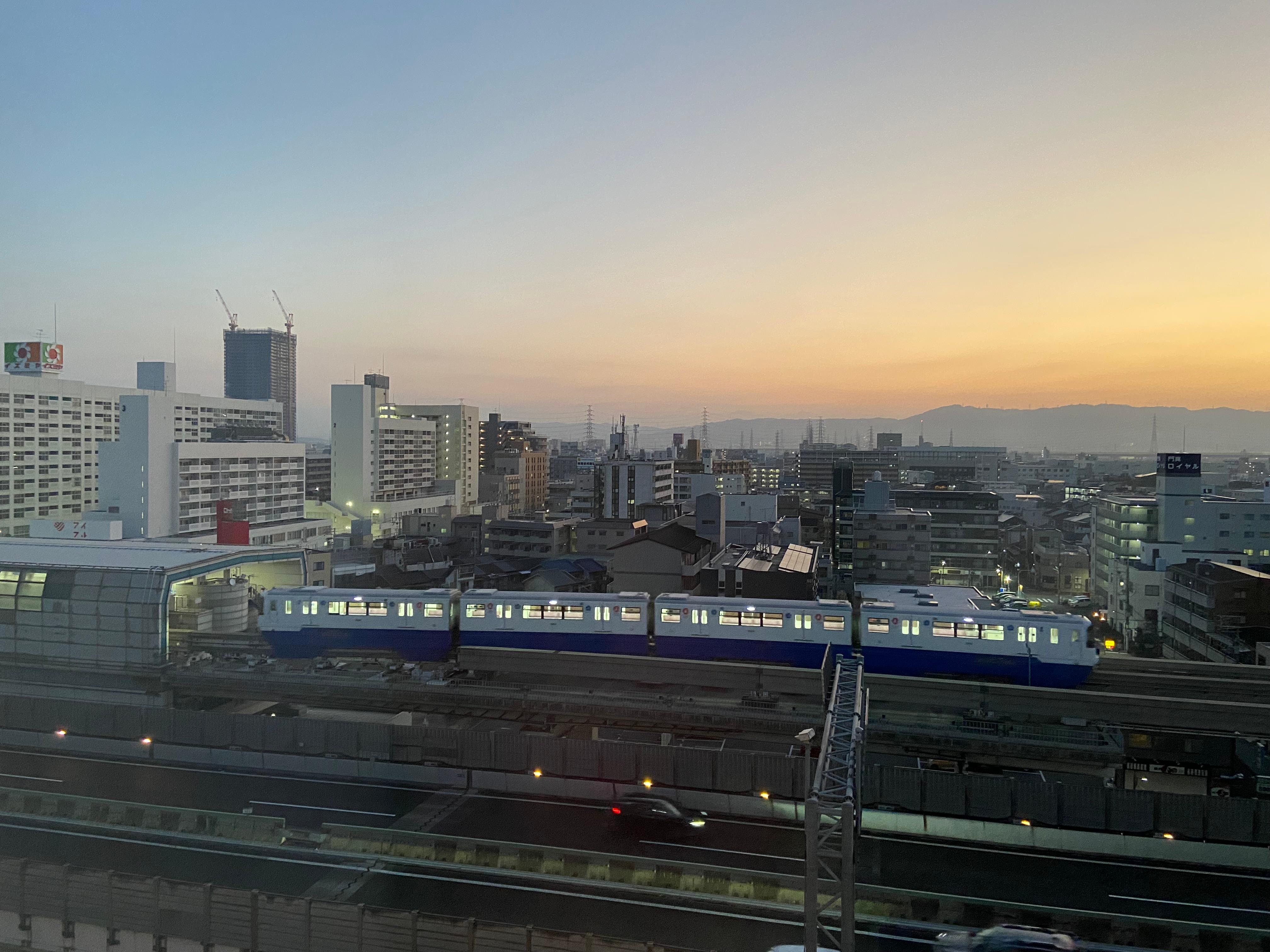 部屋からの眺めも良く、モノレール越しの日の出を見られました。