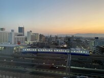 部屋からの眺めも良く、モノレール越しの日の出を見られました。