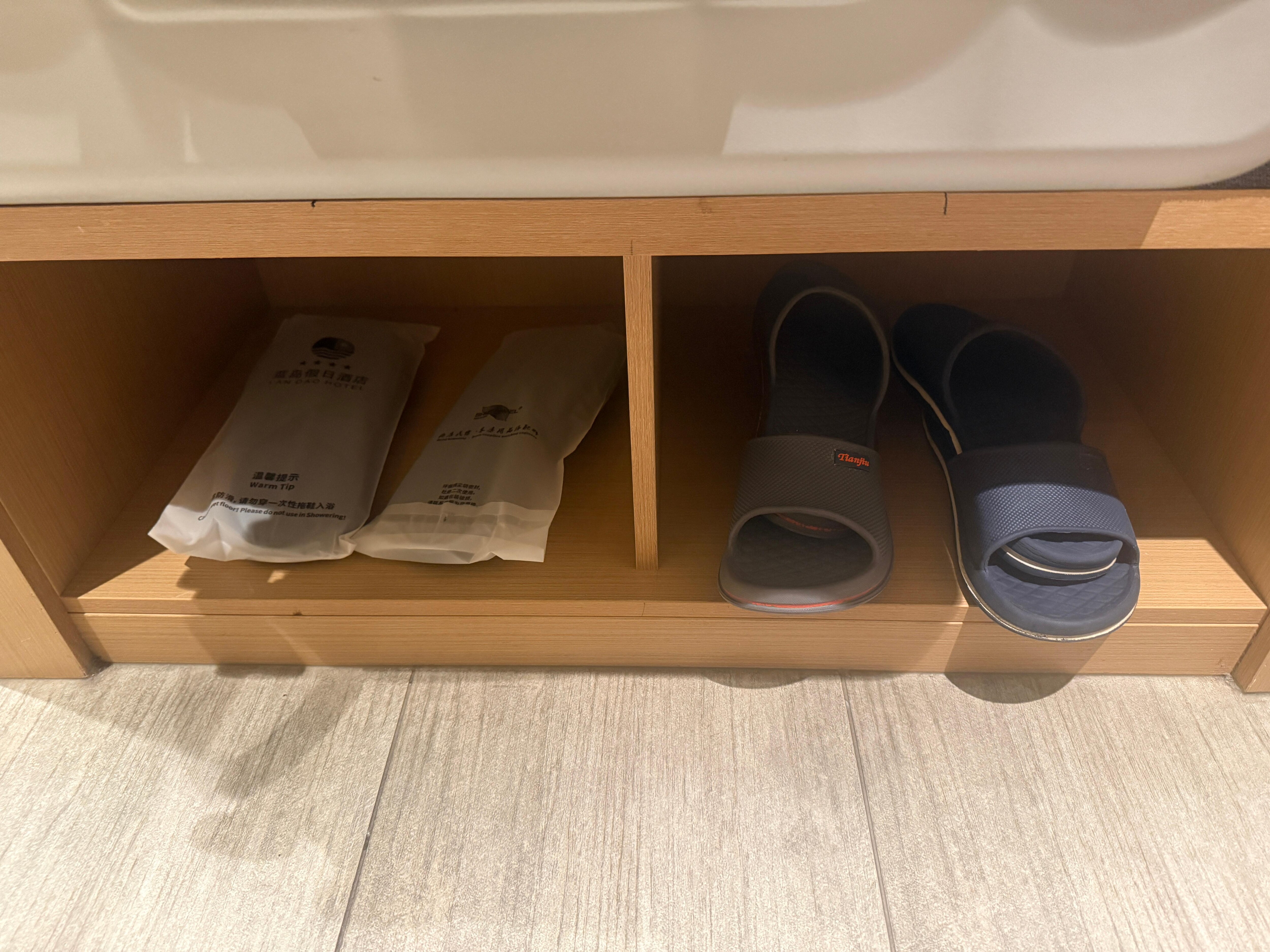 酒店提供一次性及淋浴間拖鞋