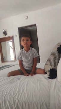 Nietitos contento enmla habitación