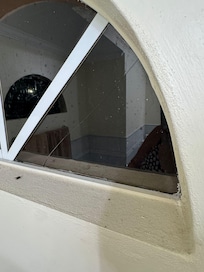 Huge crack in bathroom window⊠lacking privacy blinds also
